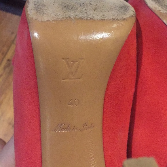 🚫consigned🚫 Well loved LV coral red peep toe suede heels 40 - Picture 7 of 8